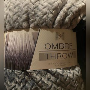 Life Comfort OMBRE THROW 
60 in. x 70 in. / 152 cm x 177 cm